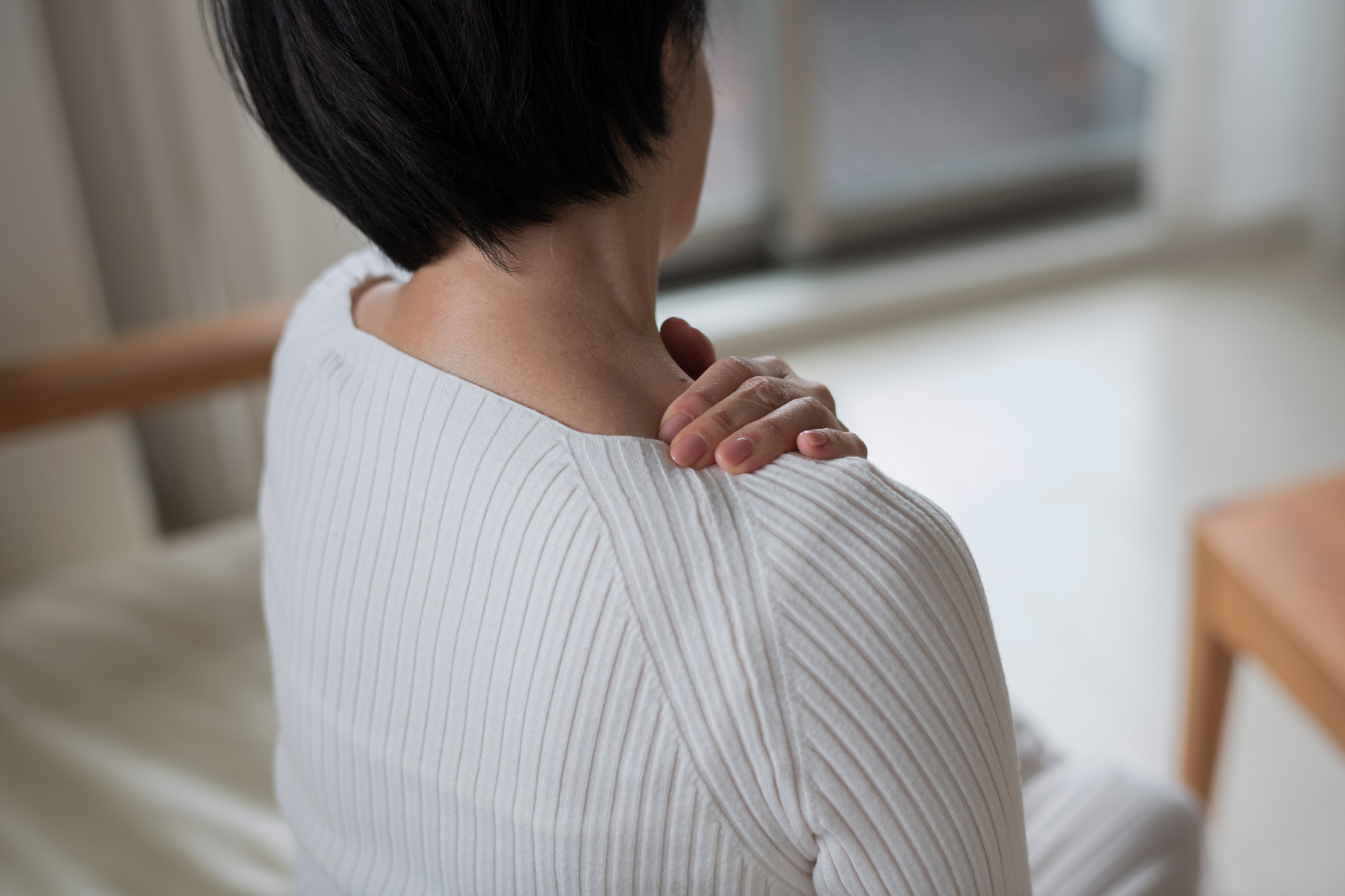 五十肩で悩んでいる女性