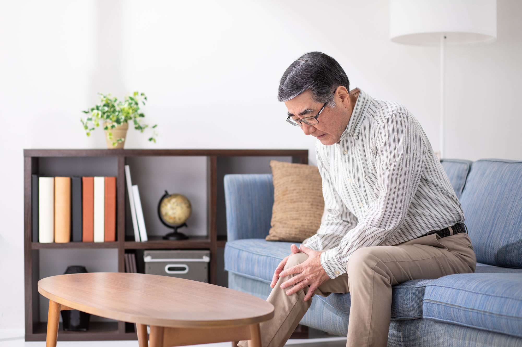 両手で膝をしっかり押さえている様子