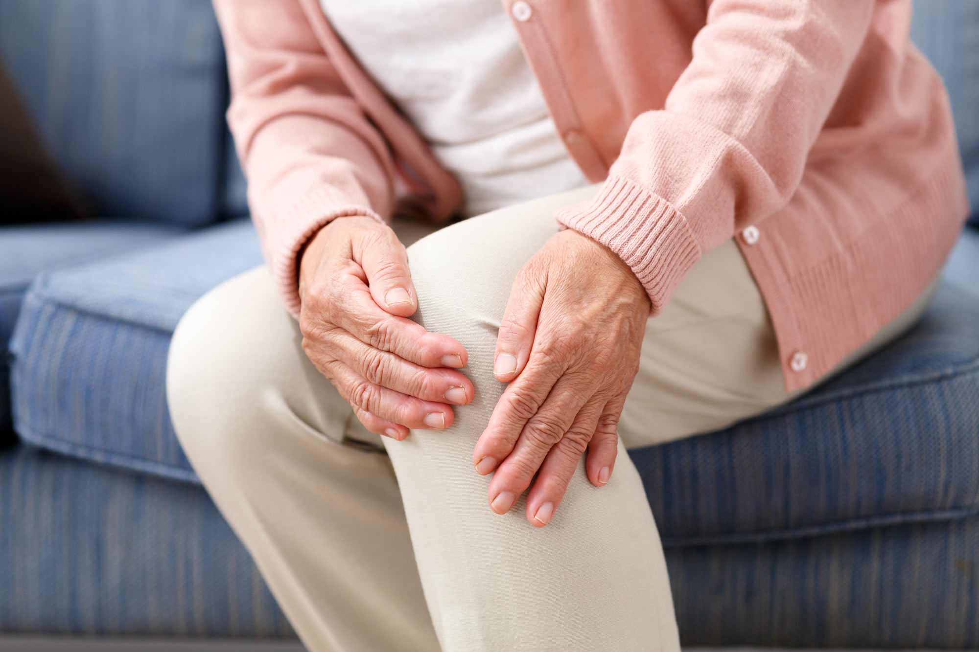 膝の関節痛に悩んでいる女性