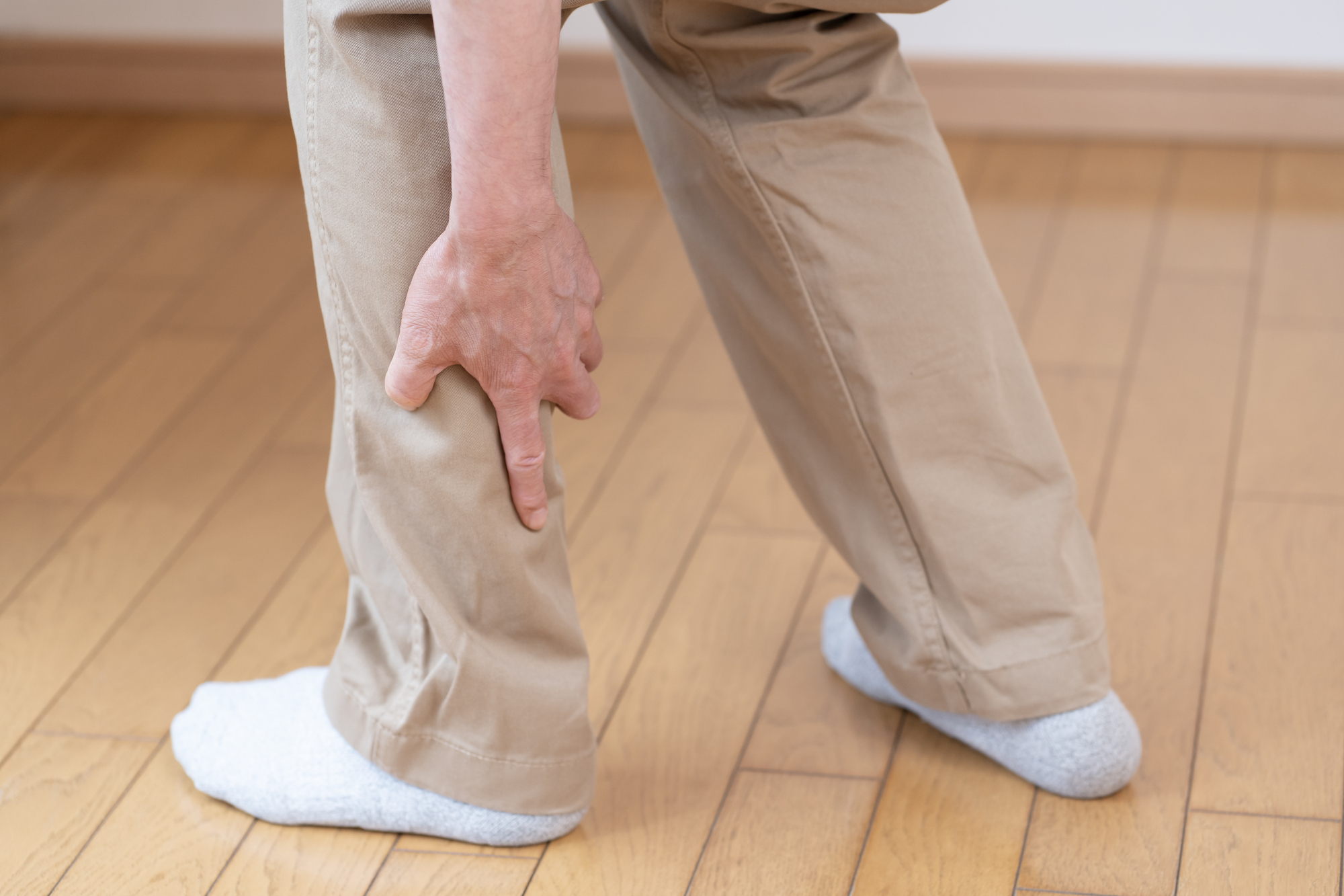 筋肉痛のふくらはぎを抑えている男性