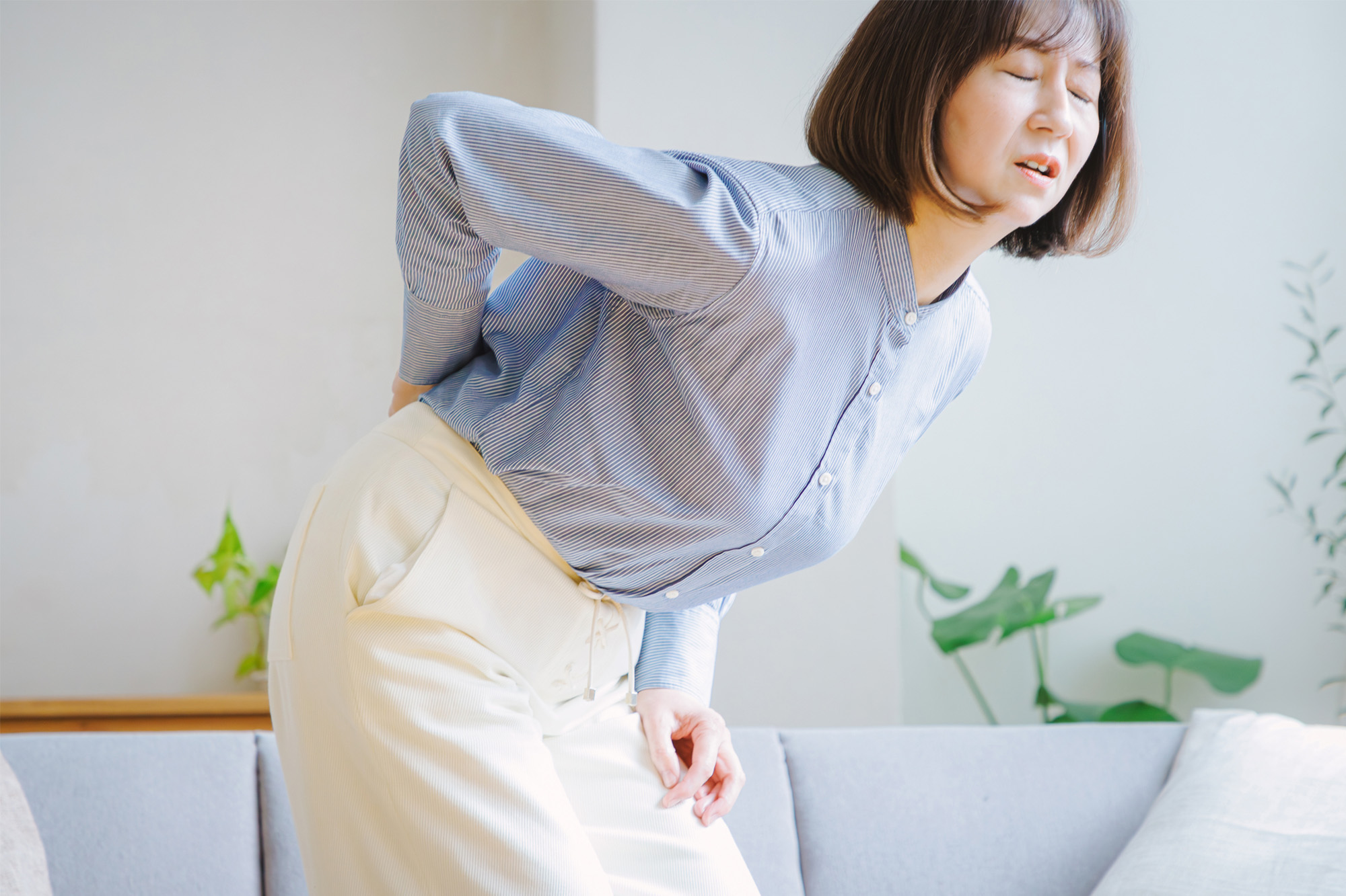 神経痛で辛そうにする女性