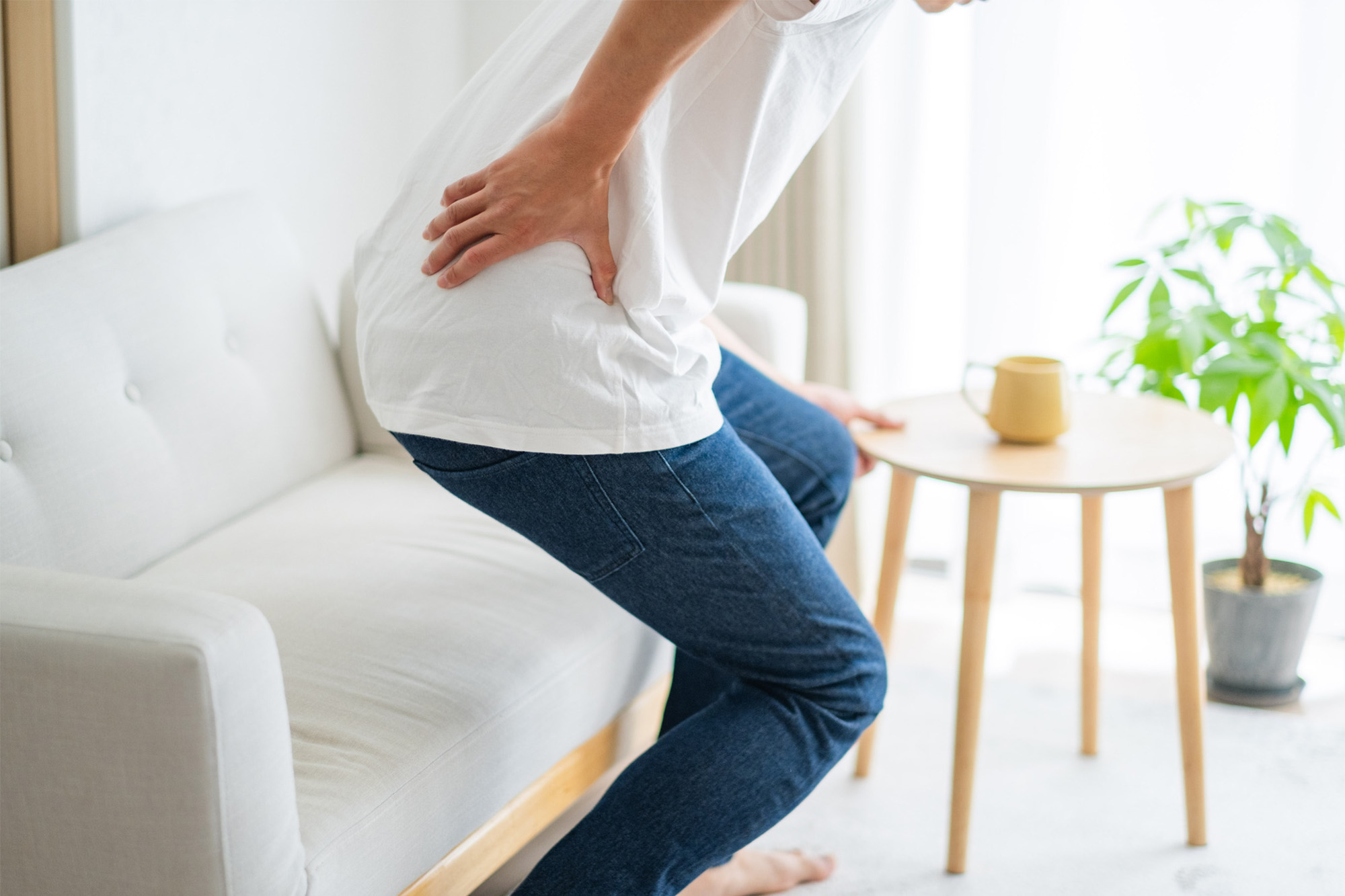 脊柱の痛みでつらそうにする様子