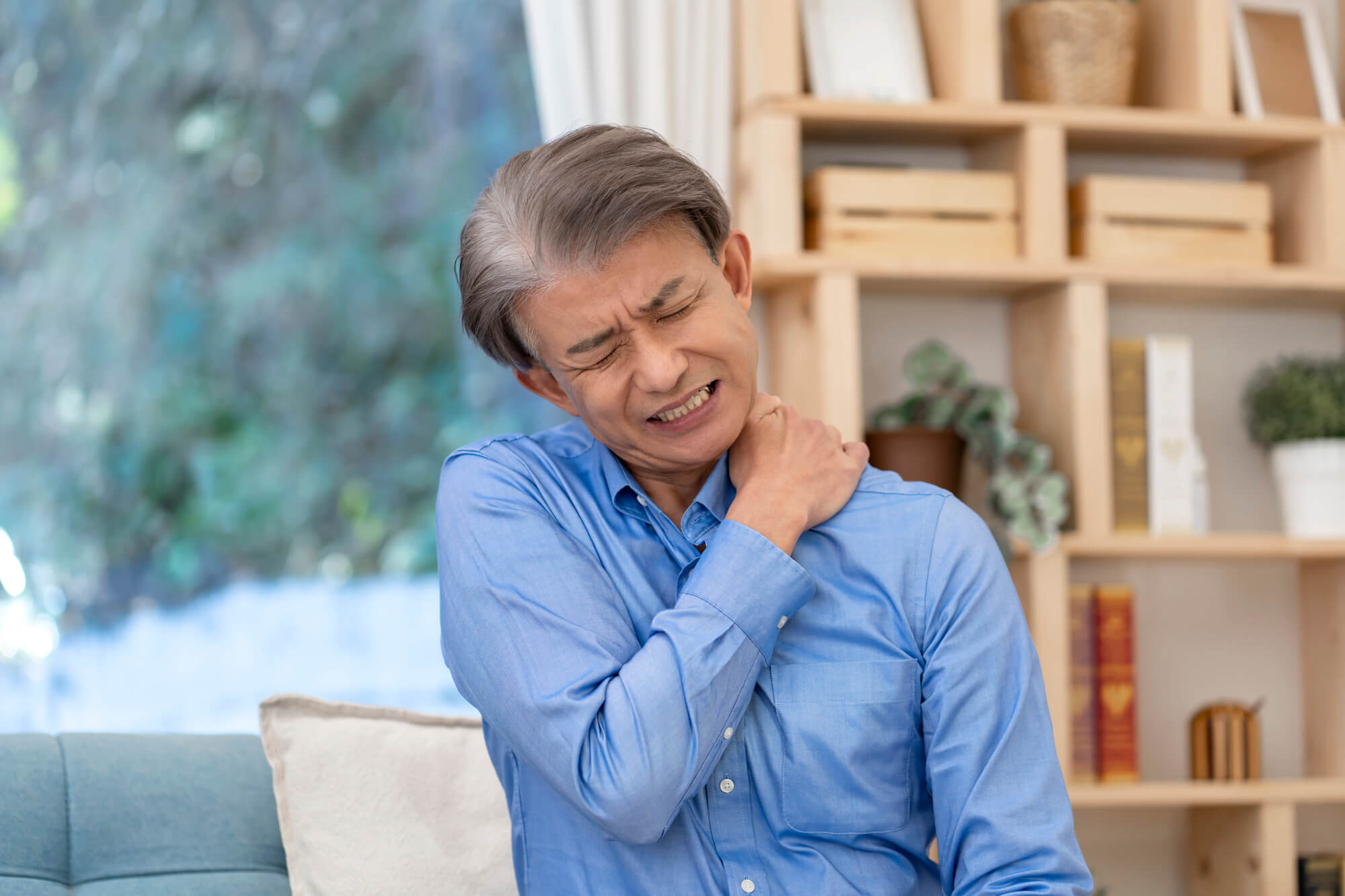 肩こりに悩む男性