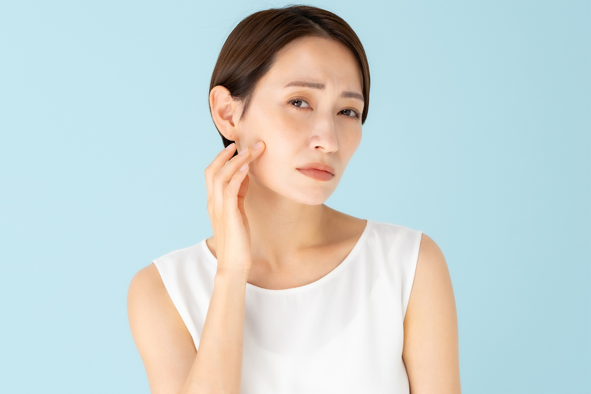 頬のシミに悩む女性