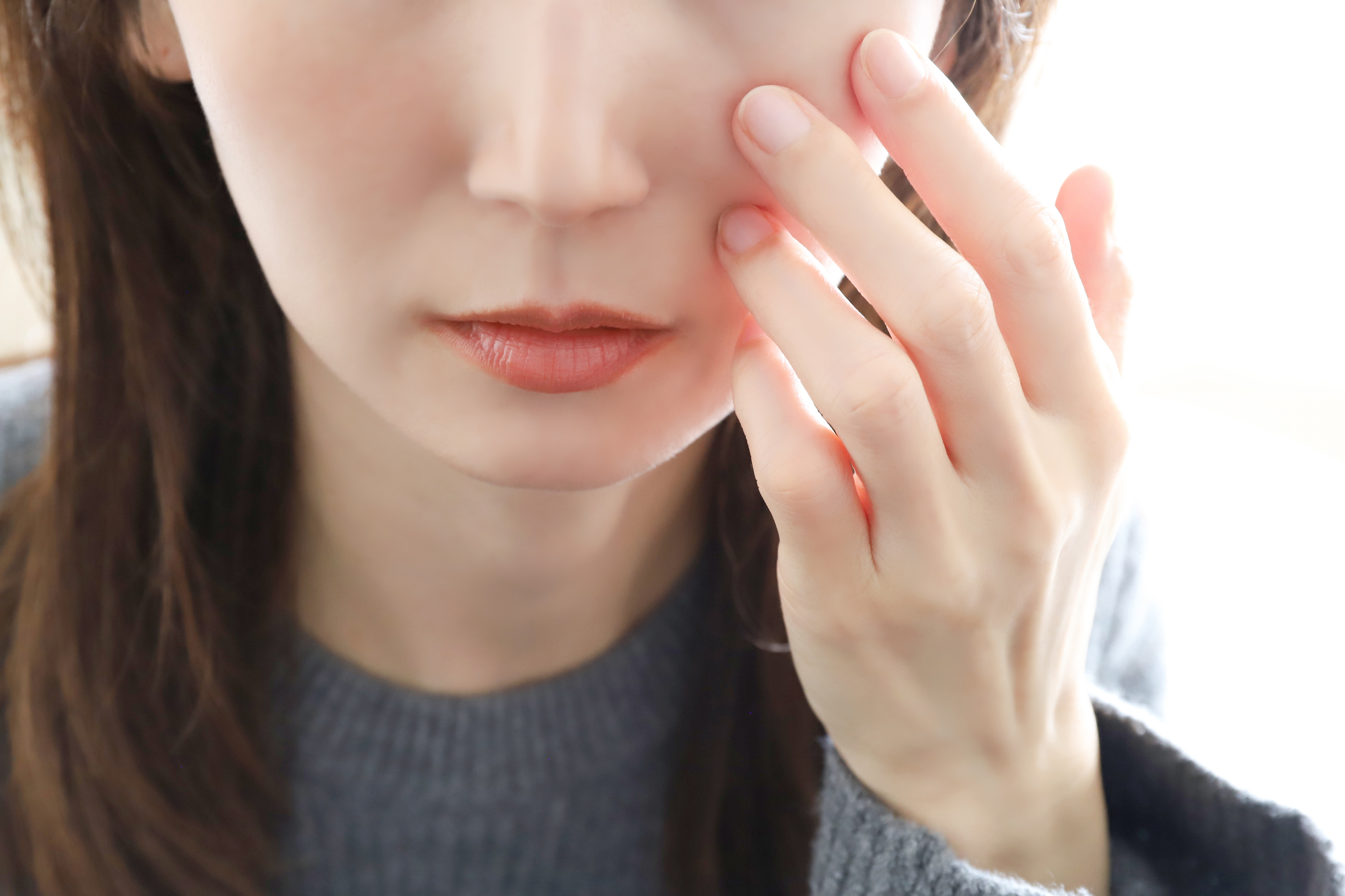 頬にジェルをなじませる女性