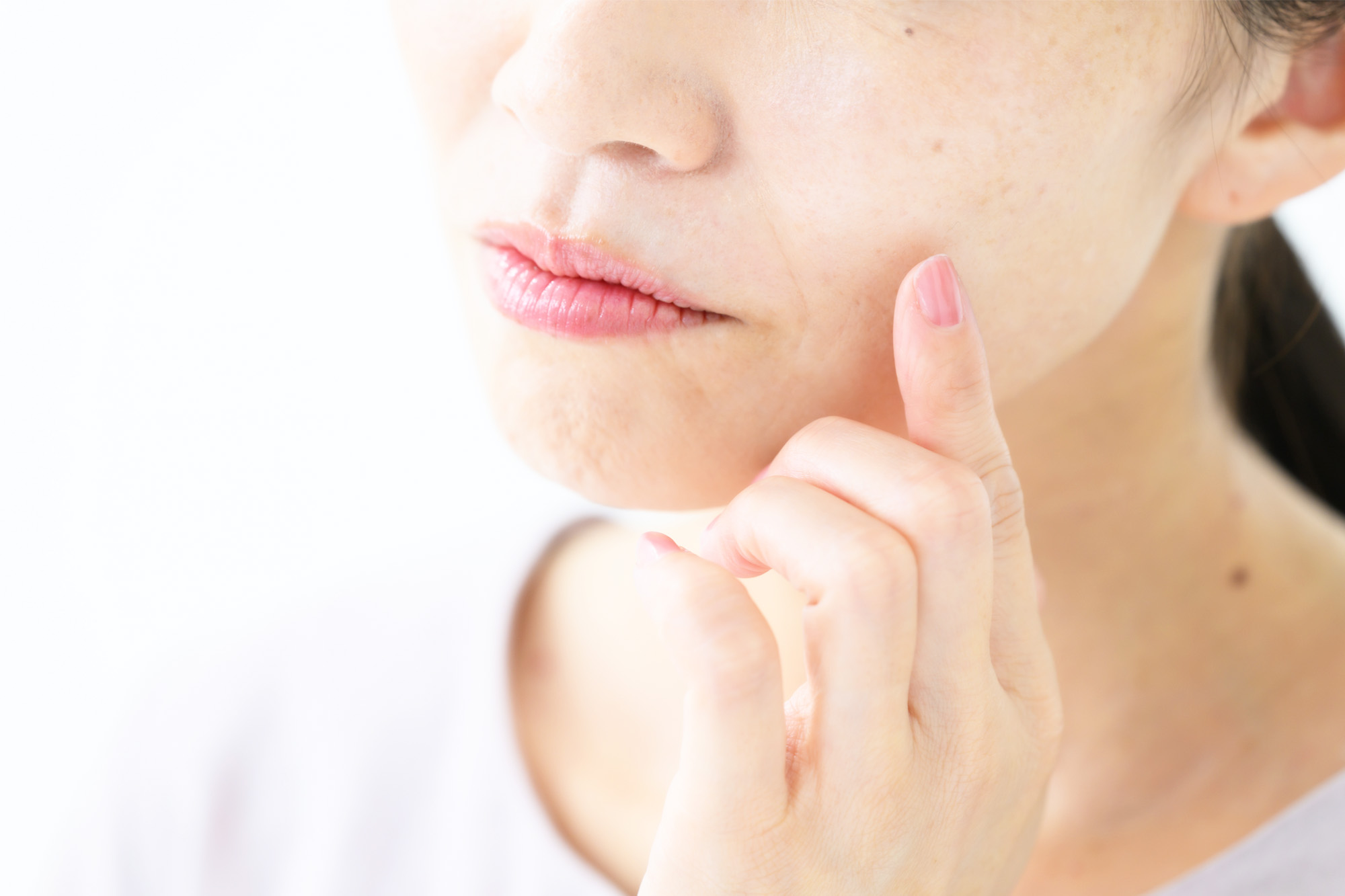 顔のシワに悩む女性