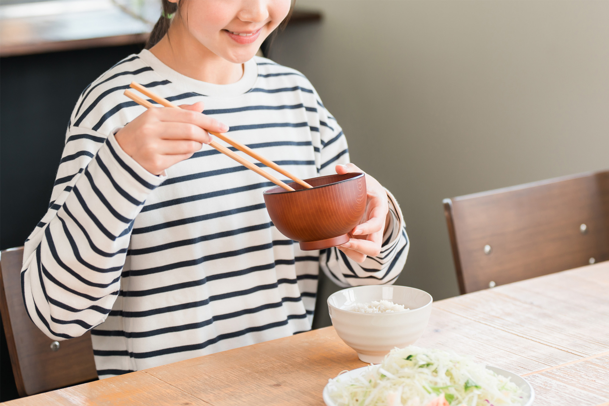 食事をする成長期の女の子